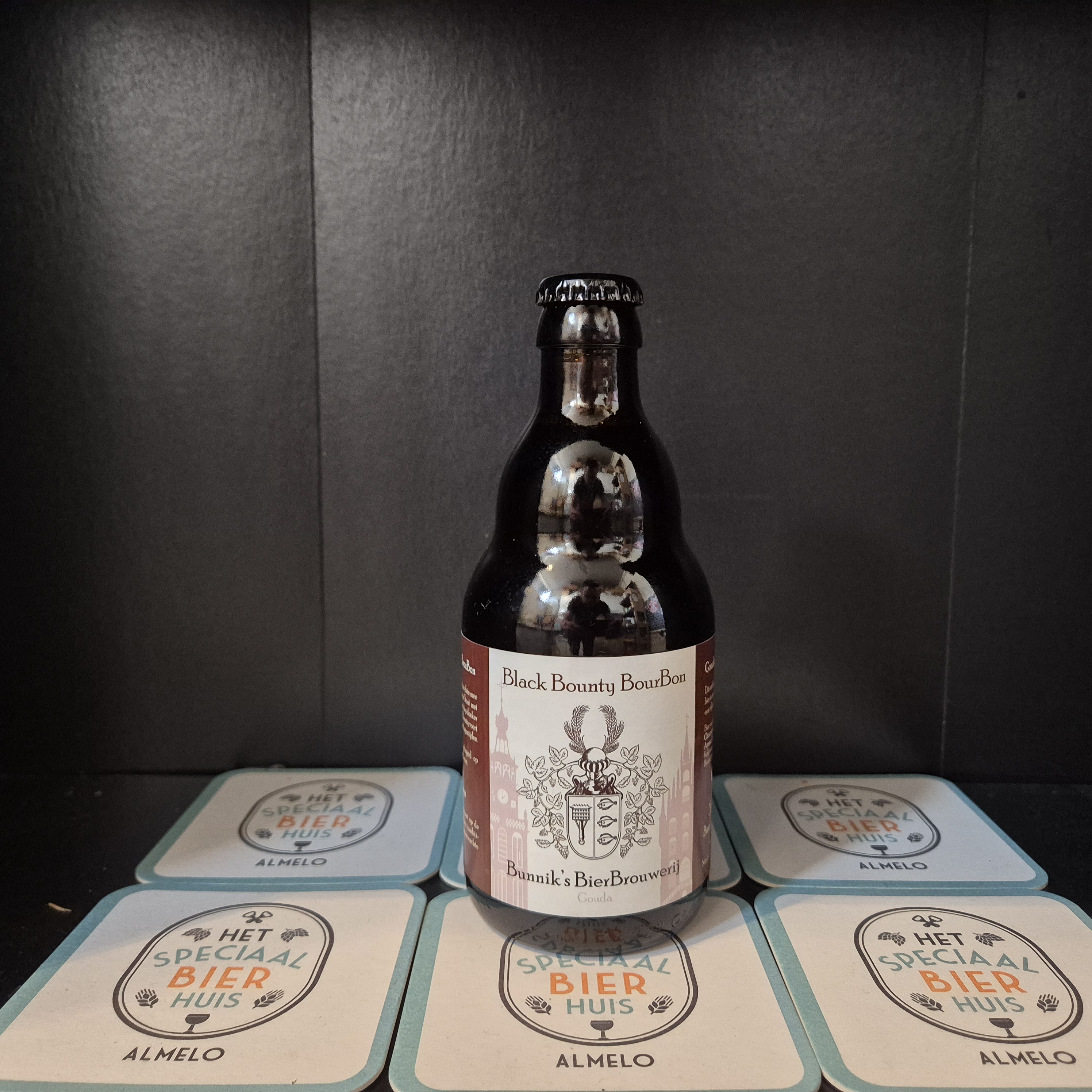 Bunnik’s Bierbrouwerij Black Bounty BourBon Kokos Stout met lagering op licht geroosterde Amerikaans Eiken houtsnippers doordrenkt met BourBon - 330ml - 8,2%